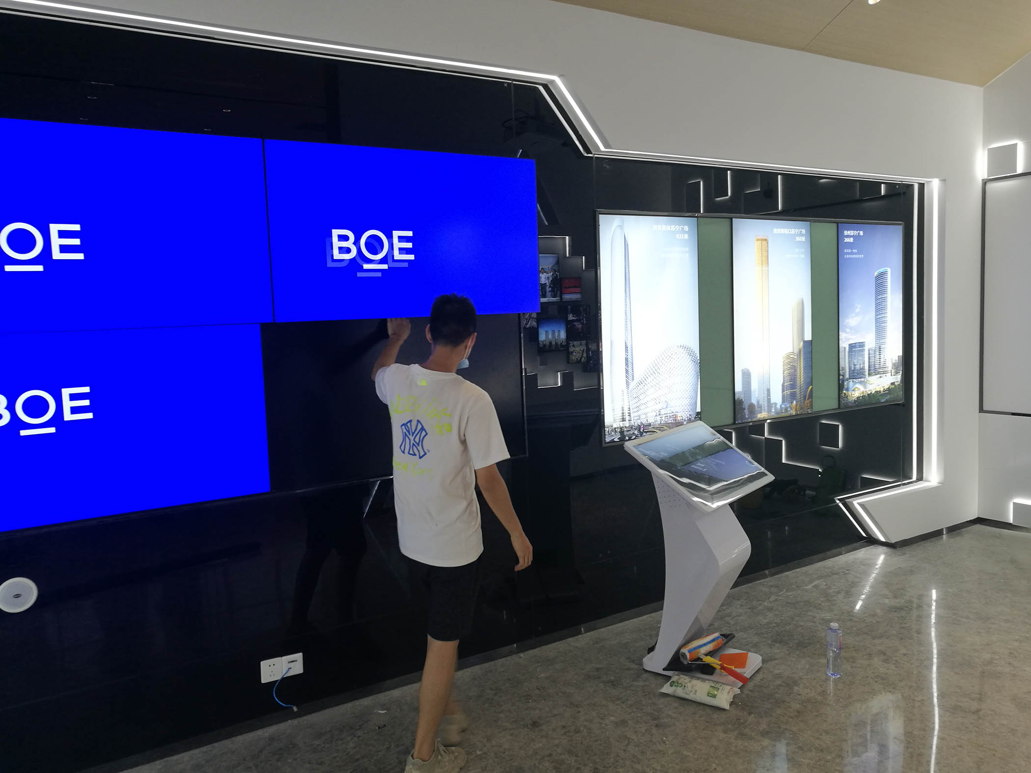 安庆.苏宁悦城售楼部科技展厅装饰装修工程(图3)